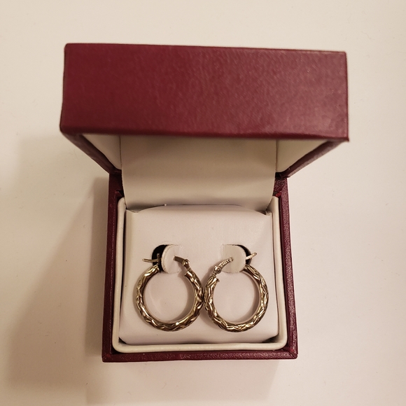 Sterling silver pierced hoops in presentation box - Picture 1 of 4
